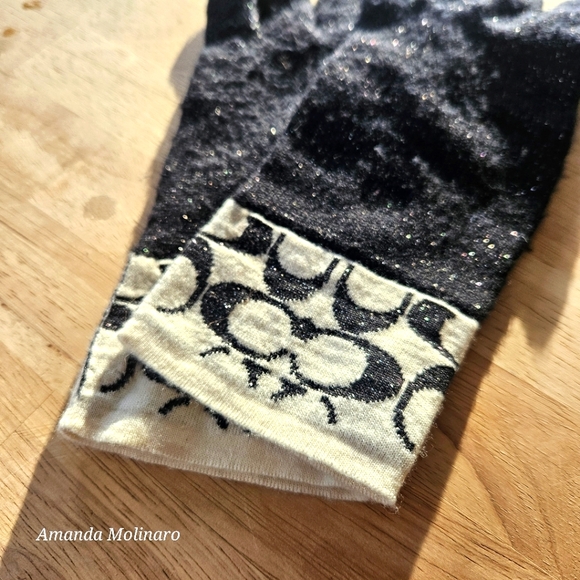 COACH Signature Logo Knit Gloves | OS - Picture 2 of 8